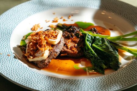 Медальоны из конины с запеченным камамбером