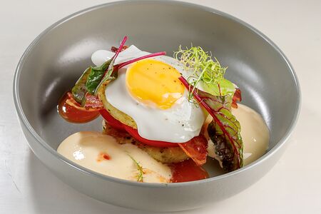 Драники с беконом, томатами и соусом голландез