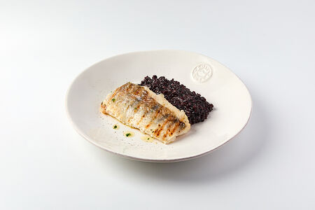 Судак с черным рисом