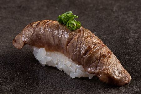 Суши Мраморная говядина-татаки