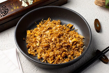 Рис на воке с яйцом