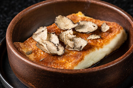 Жареный халуми с черным трюфелем