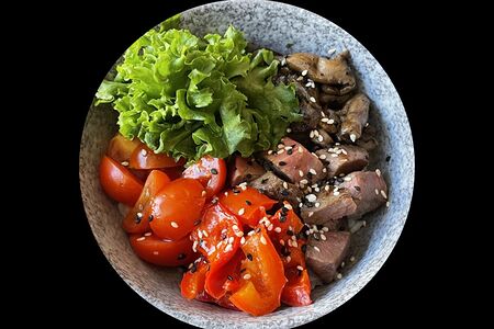 Поке с говядиной и обжаренными вешенками