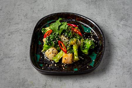 Гребешок с брокколи в соусе