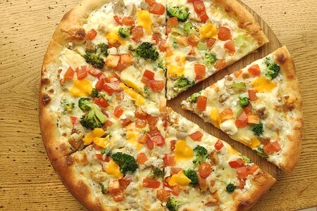 Пицца с курицей и брокколи