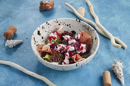 Салат с печеной свеклой, пармой и рикоттой