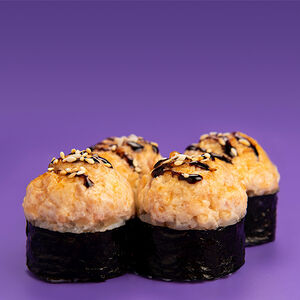 Половинка запеченного ролла с беконом