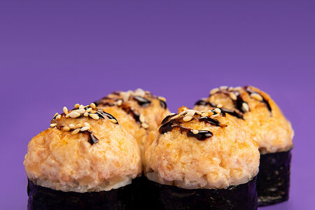 Половинка запеченного ролла с беконом