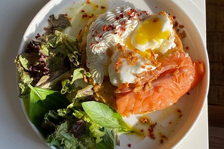 Картофельный драник с лососем и яйцом