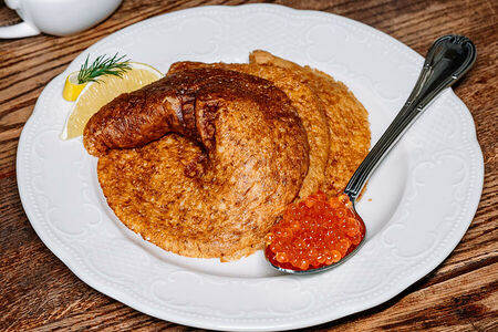 Икра камчатского лосося с блинами из гречневой крупы