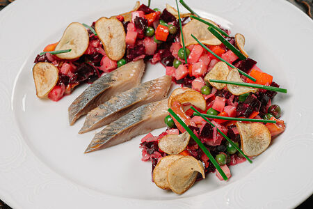 Винегрет из печеных овощей с сельдью