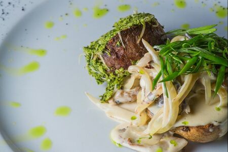 Говяжьи медальоны в зеленой панировке