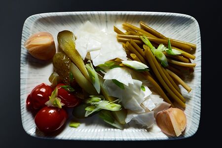 Тарелка с домашними соленьями