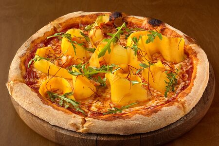 Креветки с манго и рукколой