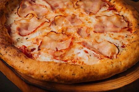 Пицца с беконом и томатом