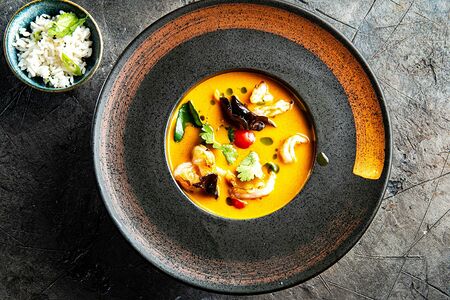 Том ям с тигровыми креветками