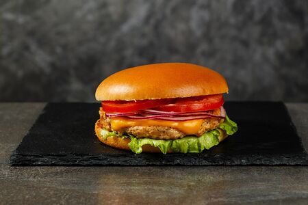 Сырный бургер с курицей