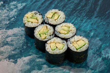 Ролл с авокадо