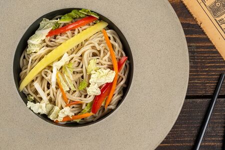 Вок яичная японская лапша с овощами