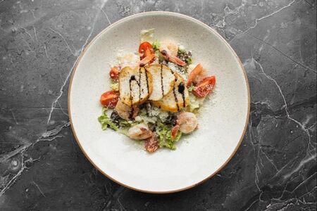 Цезарь с тигровыми креветками