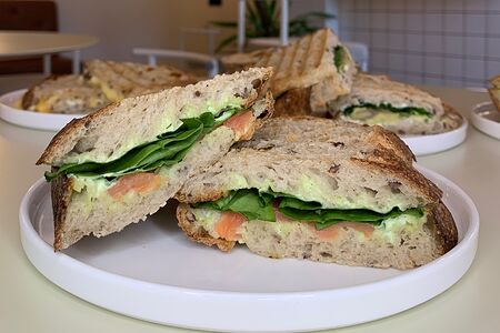 Сэндвич с лососем и шпинатом