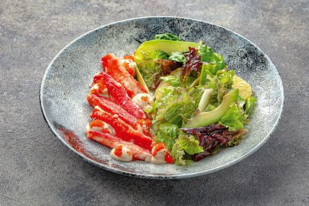 Мясо камчатского краба с зелёным салатом-микс и цитрусовым маслом