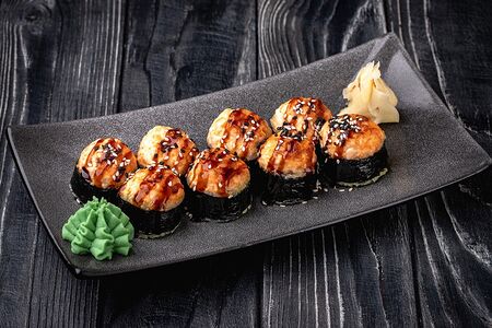 Запечённый ролл с угрём и лососем