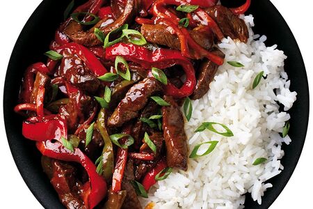 Говядина с рисом и овощами в соево-чесночном соусе