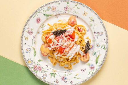 Паста с крабом, тапенадом из маслин, икрой и пармезаном