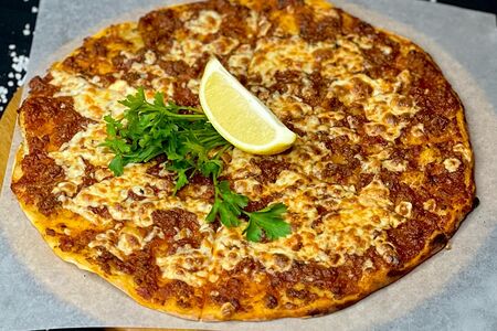 Лахмаджун с сыром