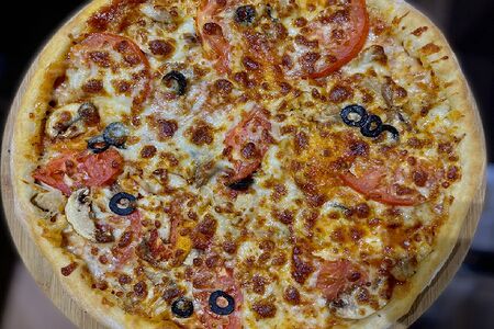 Пицца с говяжьей ветчиной