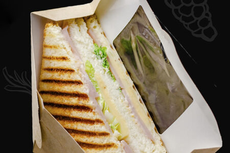 Сэндвич с куриным рулетом и сыром гауда