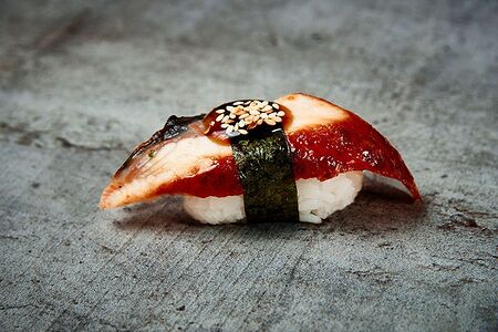 Суши с угрём