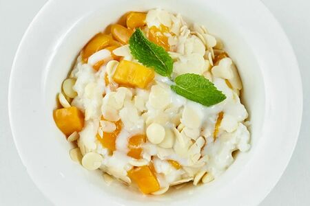 Каша с манго и белым шоколадом