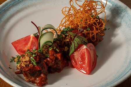 Медальоны из свинины, томлённые в соусе барбекю