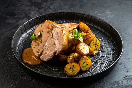 Буженина с соусом демиглас