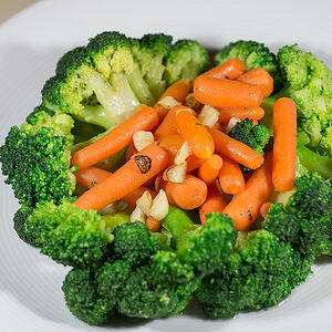 Брокколи с молодой морковью и чесночком