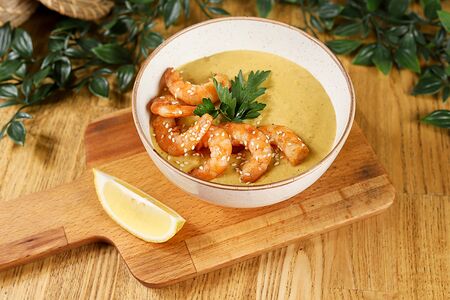 Чечевичный суп с креветками