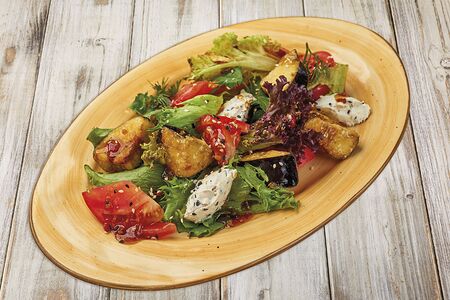 Салат с хрустящими баклажанами