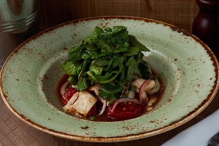 Салат из помидоров с цицмати и сыром сулугуни