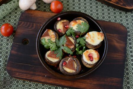 Шампиньоны с дуэтом из сыра сулугуни