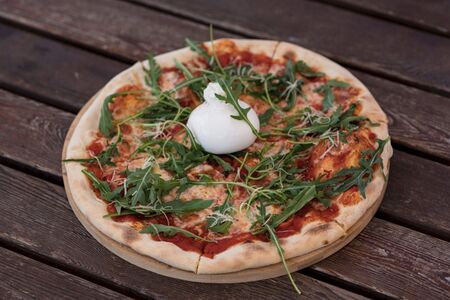 Пицца с руколой и бурратой