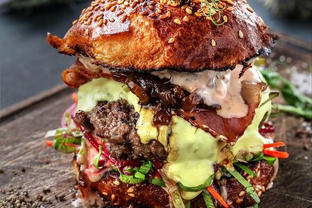 Бургер с котлетой из говядины и свежим салатом 