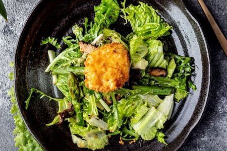 Салат с говядиной и яйцом пашот