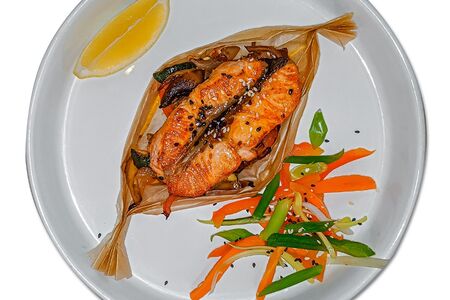 Запеченный лосось с овощами