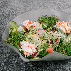 Салат с крабом, авокадо, грейпфрутом и семенами нигеллы