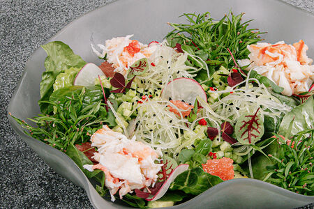 Салат с крабом, авокадо, грейпфрутом и семенами нигеллы