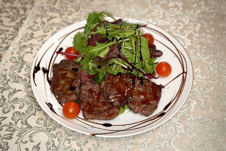 Теплый салат с говядиной