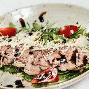 Салат с утиной грудкой и сливовой заправкой