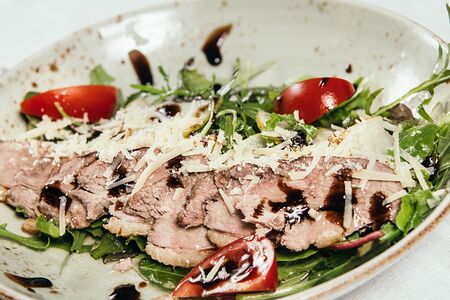 Салат с утиной грудкой и сливовой заправкой